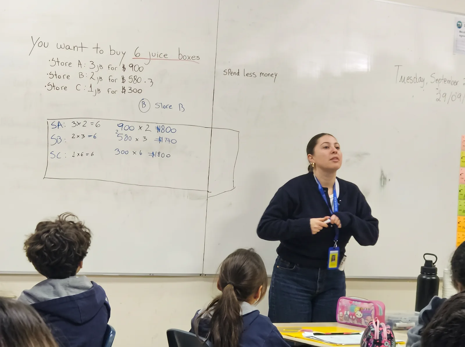 Isidora Benito (Miss Isi) explica un problema de matemáticas escrito en inglés frente a su curso